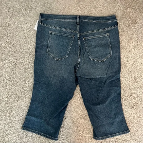 Old Navy Capri Jeans in Dark Blue - Picture 2 of 3